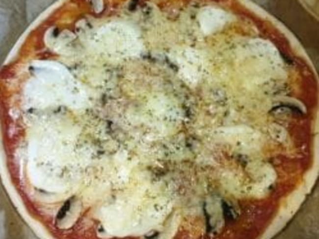 Pizza champignons, fromages, sauce arrabiata