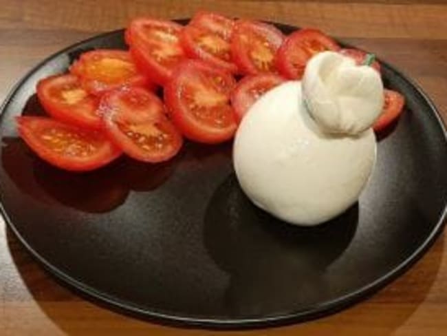 Recette de burrata à la tomate. Une recette Italienne