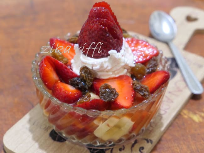 BOWL FRAISES BANANES- RAISINS SECS ET CHANTILLY- PETIT DEJEUNER ET DESSERT