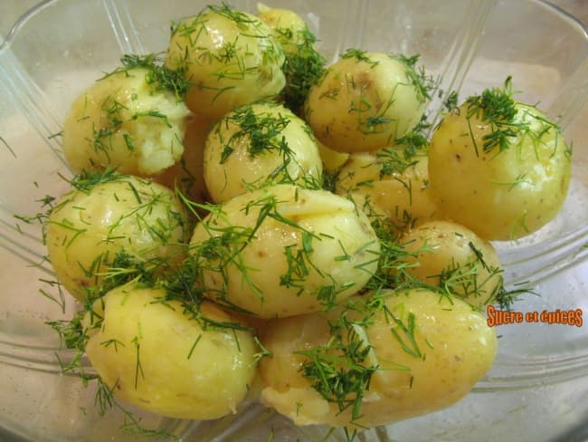 Pommes de terre nouvelles au beurre et à l'aneth