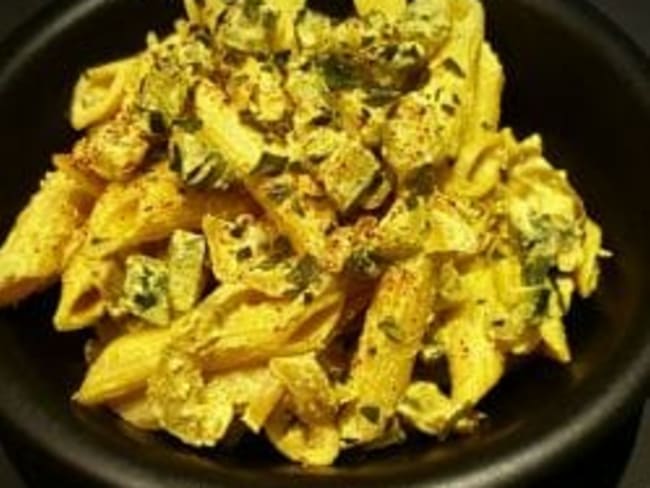 Recette végan de penne à la crème, courgette et épices.