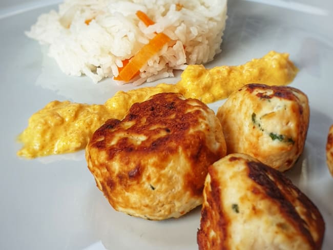 Boulettes de poulet à la menthe et sa sauce aux carottes