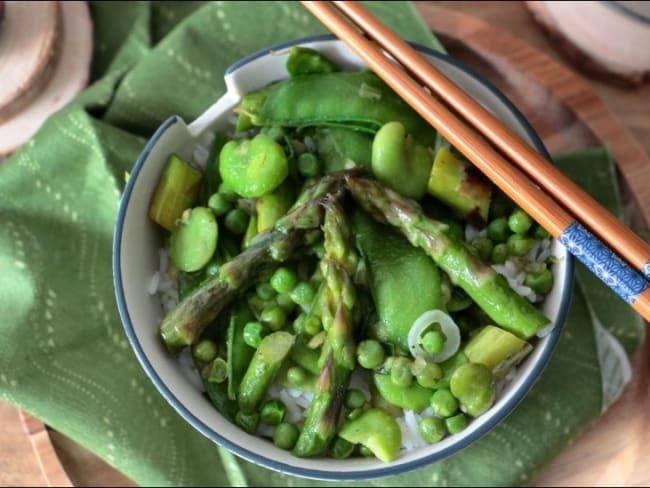 Wok de légumes printaniers : pois gourmands, petits pois, asperges et fèves