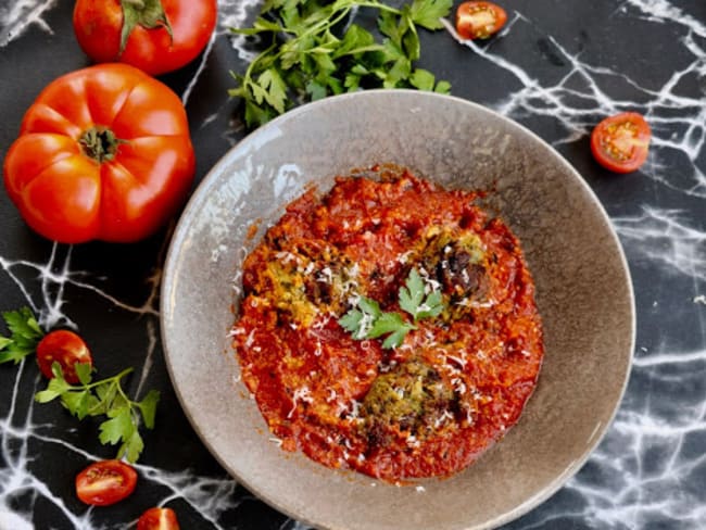 Boulettes d'aubergine à la sauce tomate