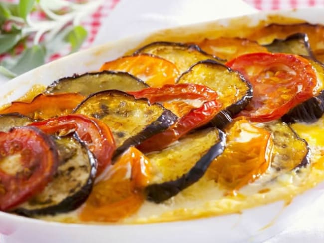 Gratin aux aubergines et aux tomates au fromage