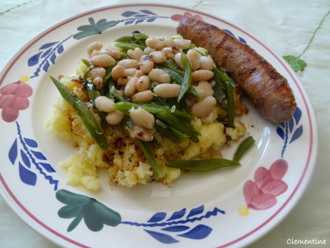 Haricots blancs et haricots plats sur purée de pommes de terre