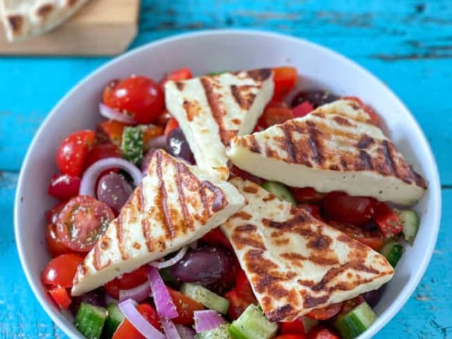 Recette de salade grecque avec fromage halloumi