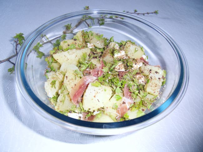 Salade de pommes de terre et feuilles d’aubépine à l’italienne