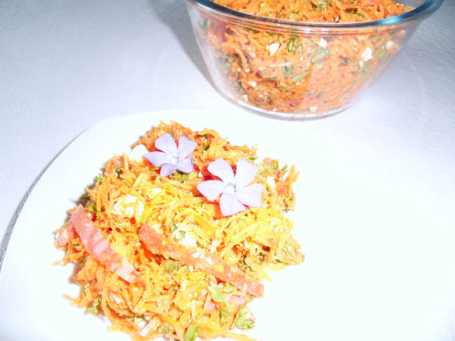 Salade de carottes et navet râpés aux feuilles d’aubépine à la grecque