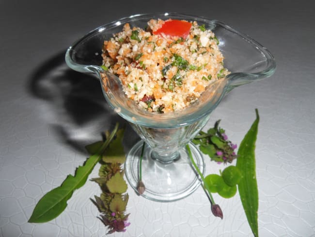 Taboulé de chou-fleur et de carottes aux plantes sauvages : pissenlit, ciboulette, lamiers