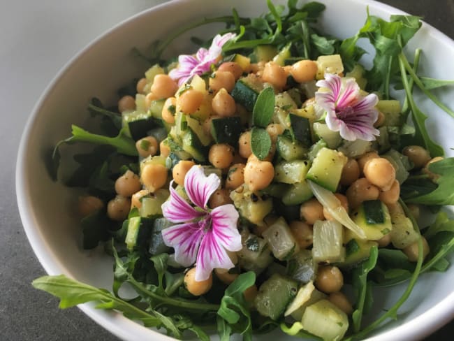 Salade de pois chiches et courgettes aux herbes aromatiques