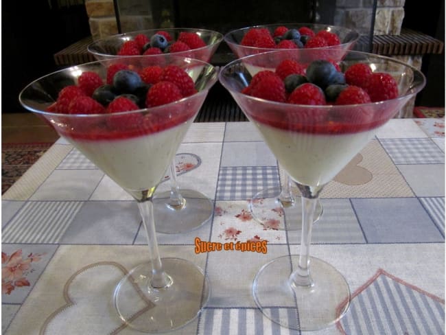 Panna cotta aux fruits rouges et chocolat blanc