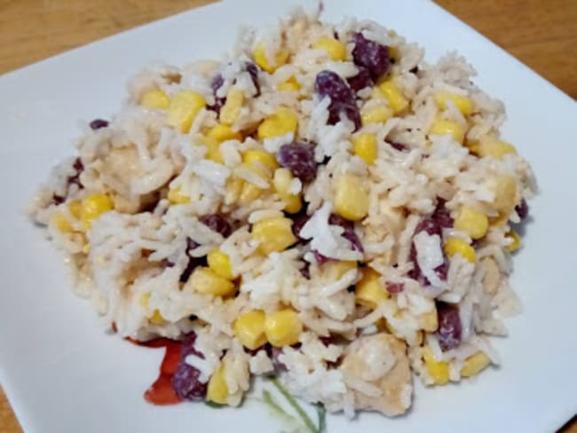 La salade de riz aux filets de poulet, maïs et haricots rouges