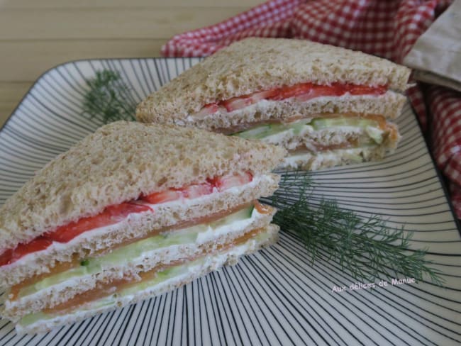 Club sandwich à  la truite fumée, concombre et fraises