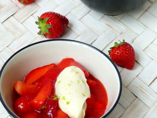 Soupe de fraises au gingembre, quenelle au chocolat blanc