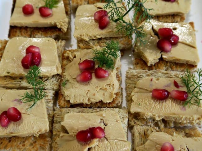 Toasts au foie gras, grenade et confit d'oignon aux tomates séchées