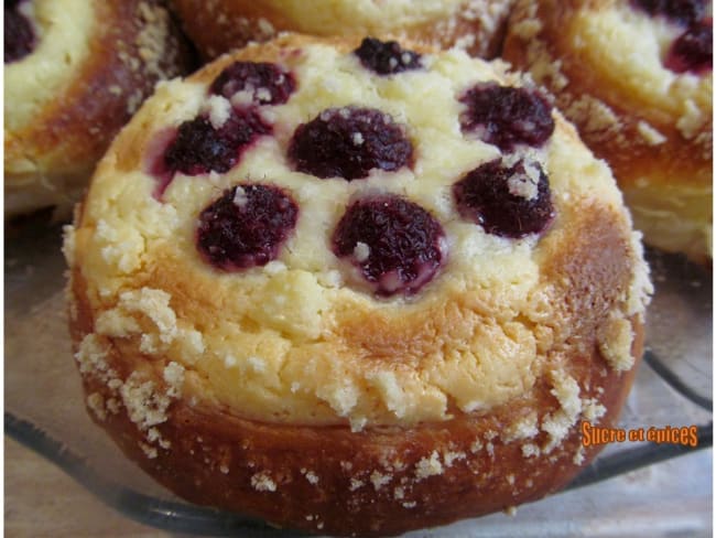 Brioches au fromage frais et framboises (Vatrushki)