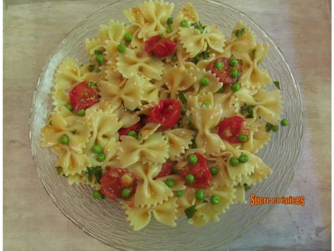 Salade de pâtes, petits pois et tomates cerises