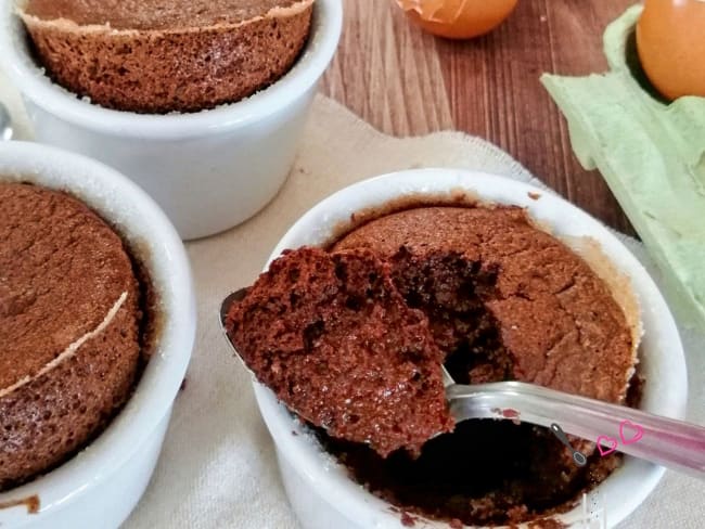 Soufflés au chocolat pour le dessert