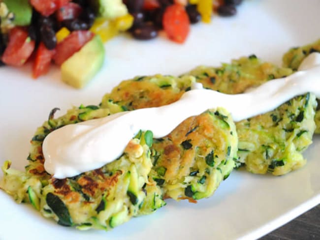 Beignets bien dorés de courgettes à la crème végétalienne