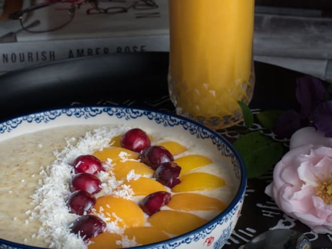 Porridge aux flocons d'avoine, abricots, cerises et noix de coco pour le petit déjeuner