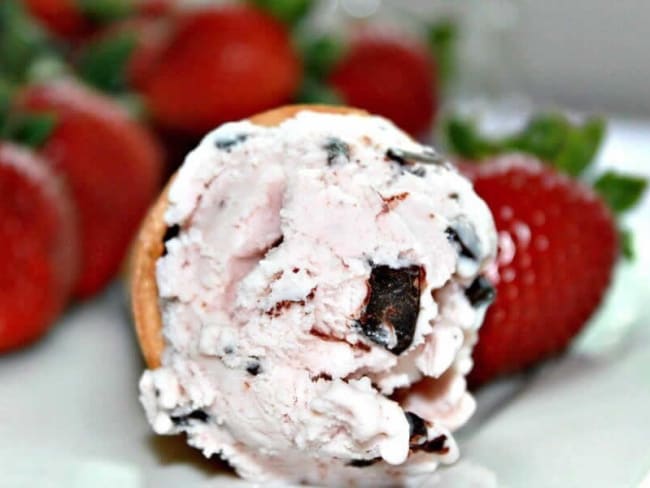 Délicieuse glace fraise et pépites de chocolat