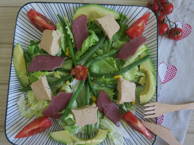 Salade gourmande au foie gras, magret séchées et avocat