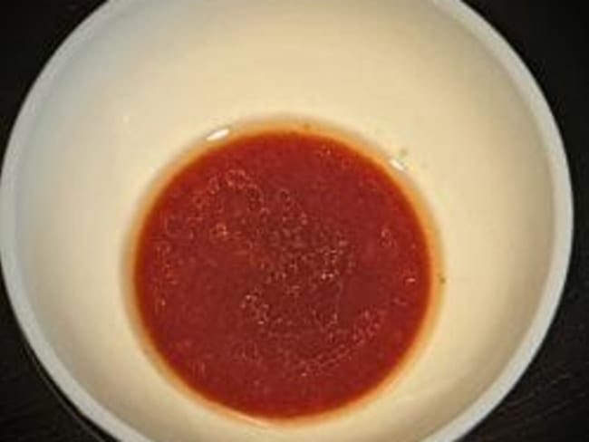 Sauce pimentée asiatique de gochujang ou sriracha.