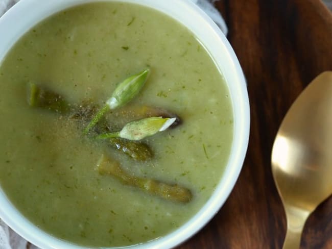 Velouté d'asperges et ail des ours