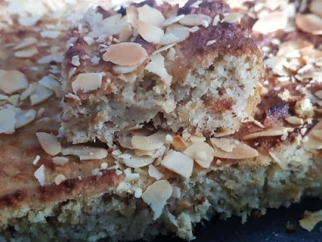 Gâteau à la compote de rhubarbe et aux amandes