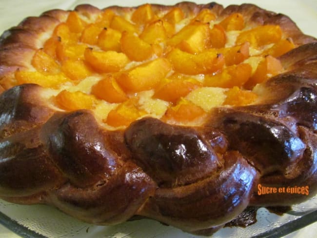 Tarte briochée aux abricots et à la crème d'amandes