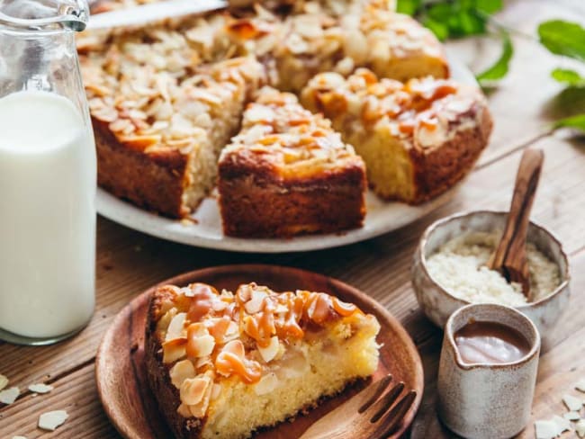 Gâteau au yaourt, poires et amandes