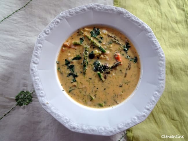 Soupe d'asperges à la crème et aux fruits de mer