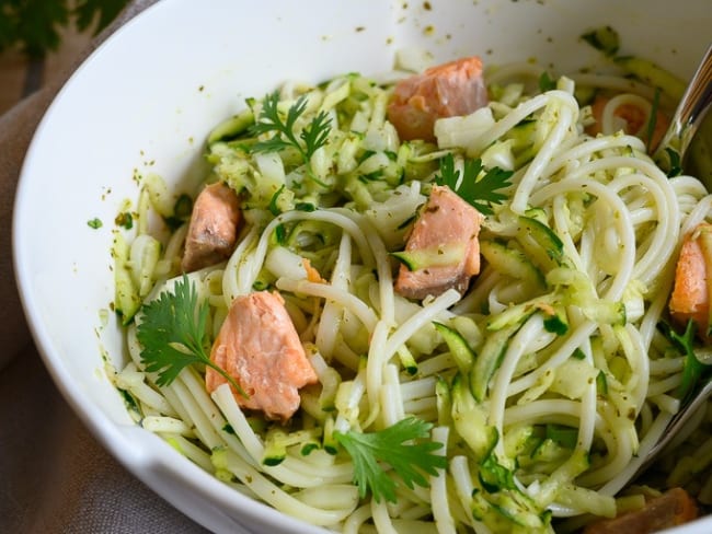 Salades de nouilles udon aux courgettes, darnes de saumon et coriandre