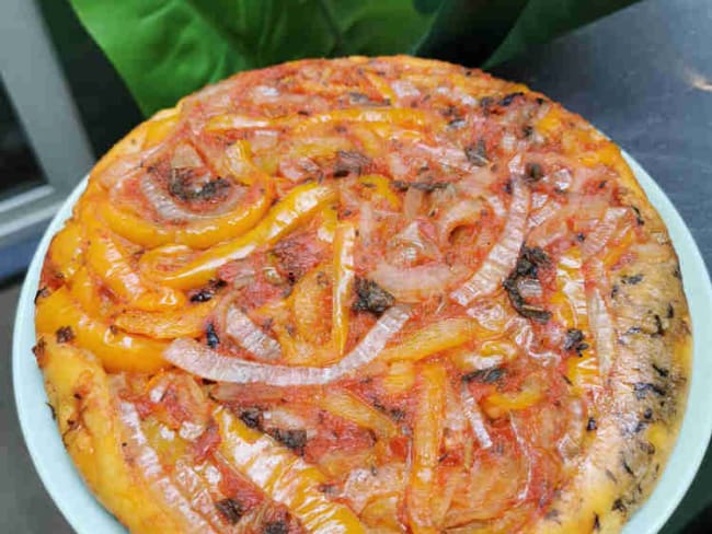 Tatin poivrons, oignons et crème de cajou au basilic pourpre