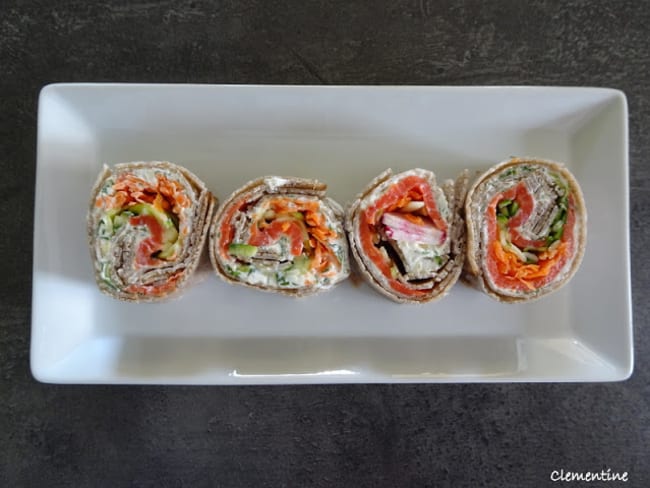 Galettes au sarrasin roulées au saumon fumé et crudités façon maki