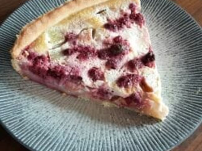 Tarte sucrée à la rhubarbe et aux framboises