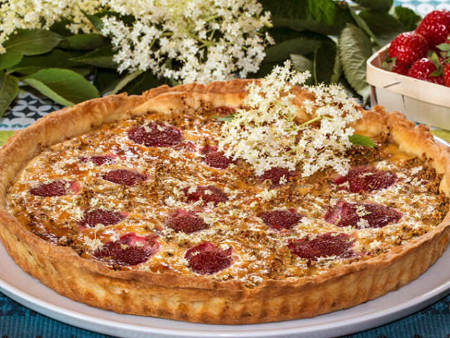 Tarte crème amandine, fleurs de sureau et fraises