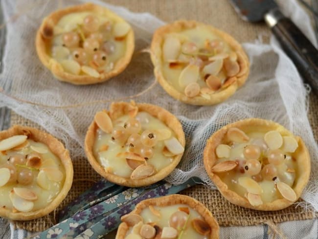 Tartelettes au chocolat blanc et groseilles