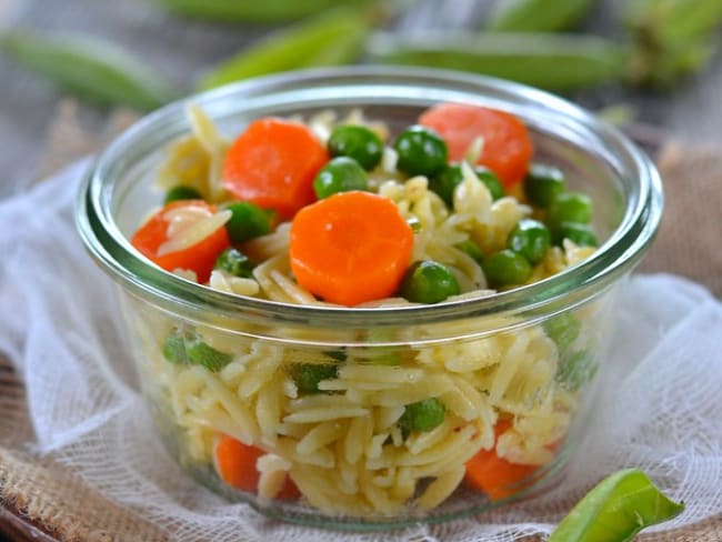 Salade de petit pois, carottes et pâtes orzo