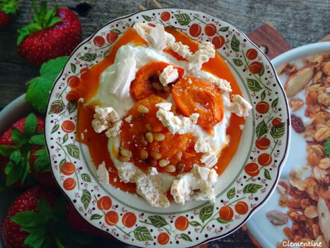 Mousse de yaourt et abricots rôtis