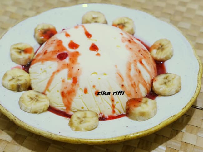 Bombe glacée banane et vanille sur coulis de fraise