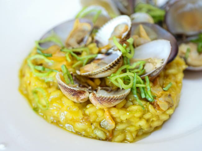 Risotto de coques et de palourdes au safran