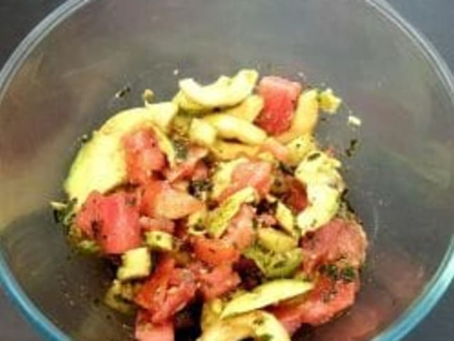 Une recette de salade de tomates, concombre, avocat et graines