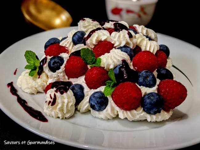 Pavlova aux framboises et myrtilles