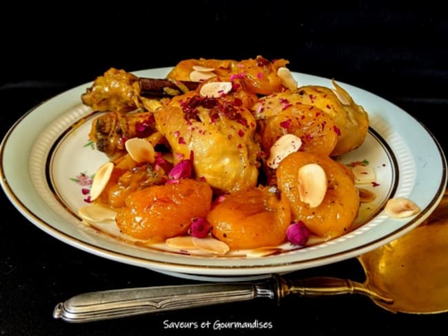 Tajine de poulet aux abricots, safran et barberries.