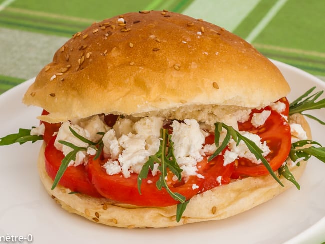 Burger végétarien tomates, roquette et feta