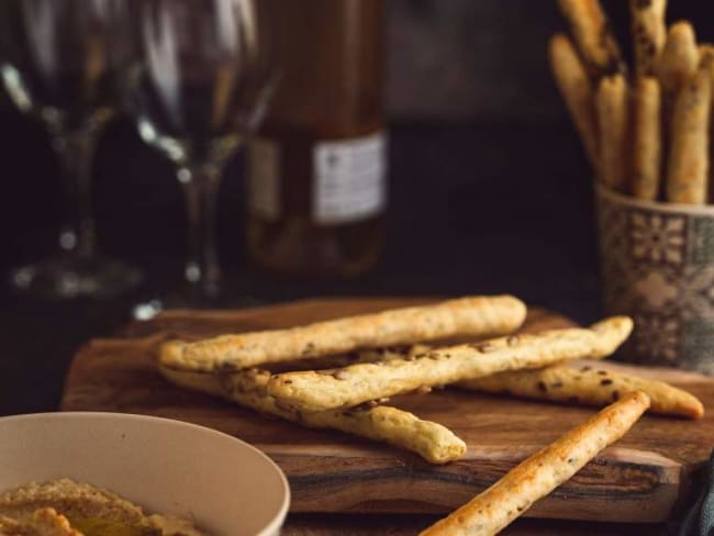 Gressin maison aux graines de cumin, gruyère et parmesan pour l'apéritif