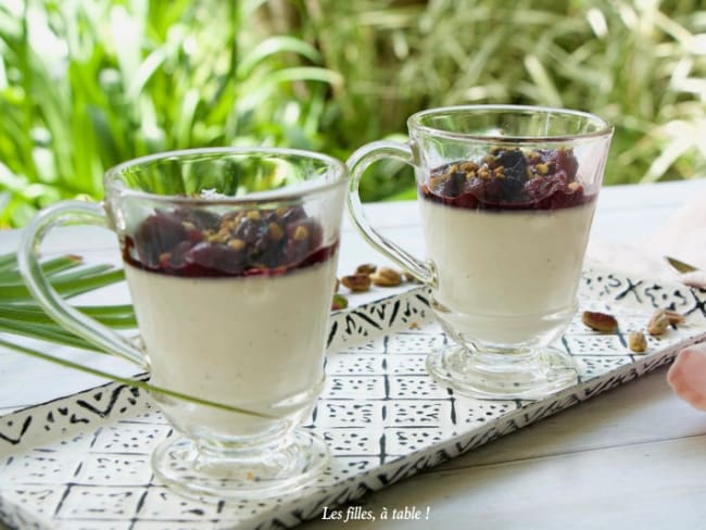 Panna cotta pistache et compotée de cerises