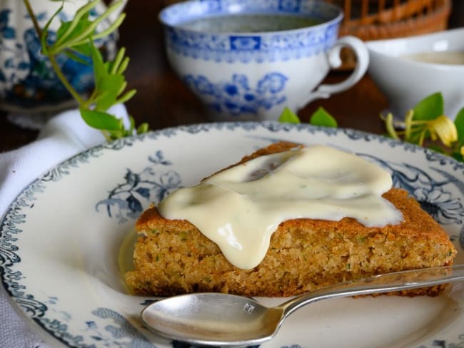 Gâteau à la courgette et à la pomme, crème au citron vert